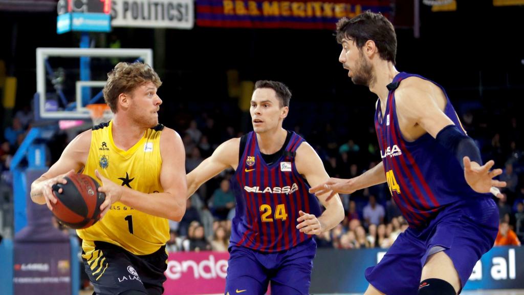 Kyle Kuric y Ante Tomic bloquean a Luca Staiger en el Barcelona Lassa - Iberostar Tenerife de la Liga ACB