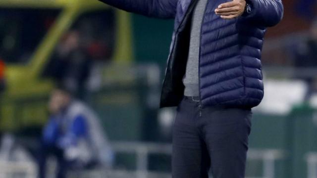 Quique Setién durante un partido del Betis