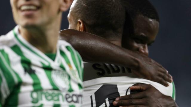 Los jugadores del betis celebran un gol