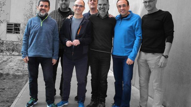 Rull, Turull, Sànchez y Forn, junto a Romeva, Cuixart y Junqueras, en el patio de la cárcel de Lledoners.