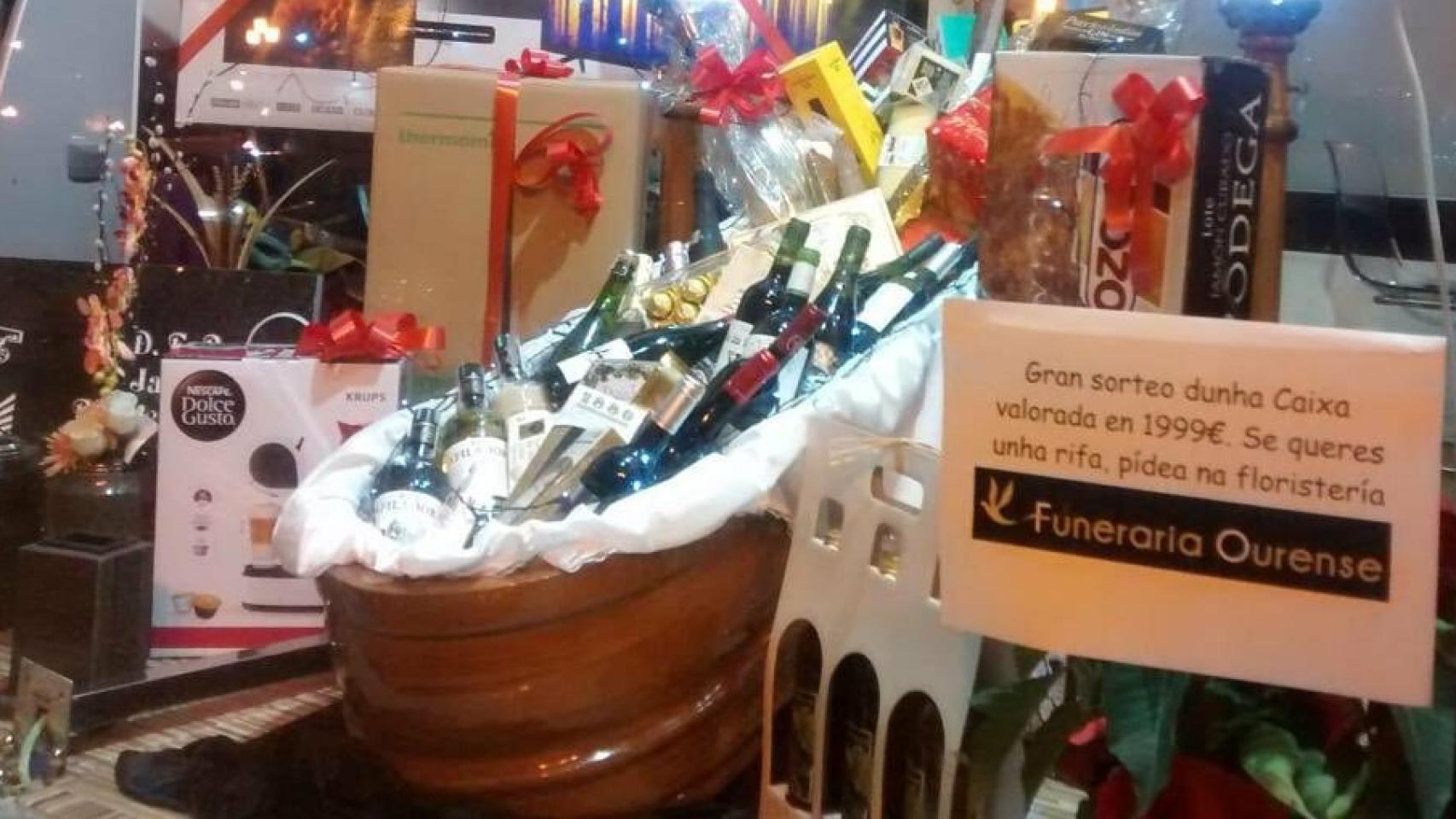 El féretro repleto de productos navideños se exhibe en el escaparate de la funeraria