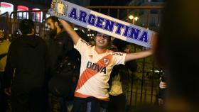 Aficionados de River celebran la victoria en la Libertadores.