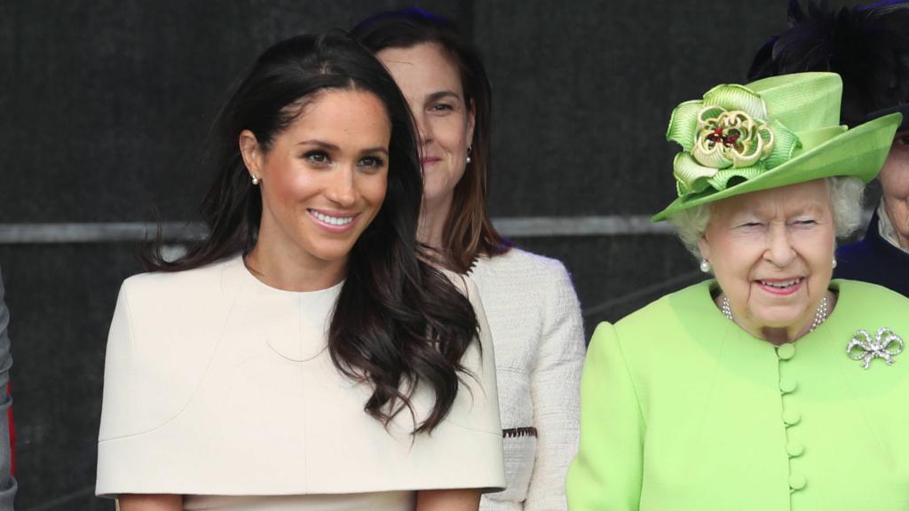 Meghan Markle, la reina Isabel II de Inglaterra y Samantha Cohen, al fondo entre las dos.