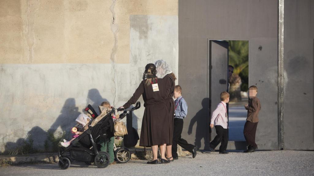 Una familia seguidora de la iglesia palmariana al salir de la oración de la tarde.