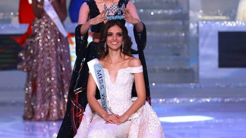 La mexicana Vanessa Ponce de León recibiendo la corona.