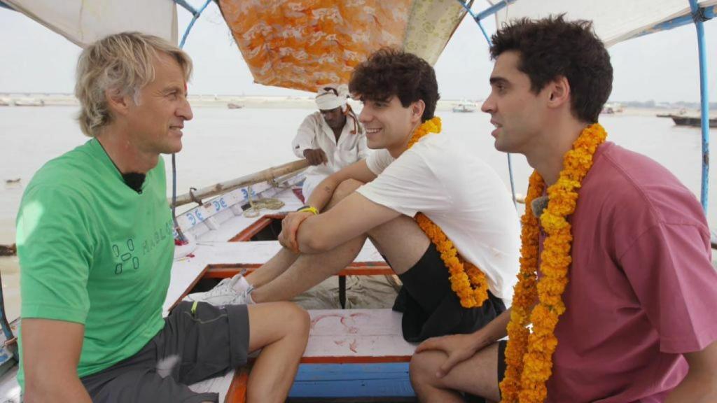 Jesús Calleja, Javier Ambrossi y Javier Calvo en India.