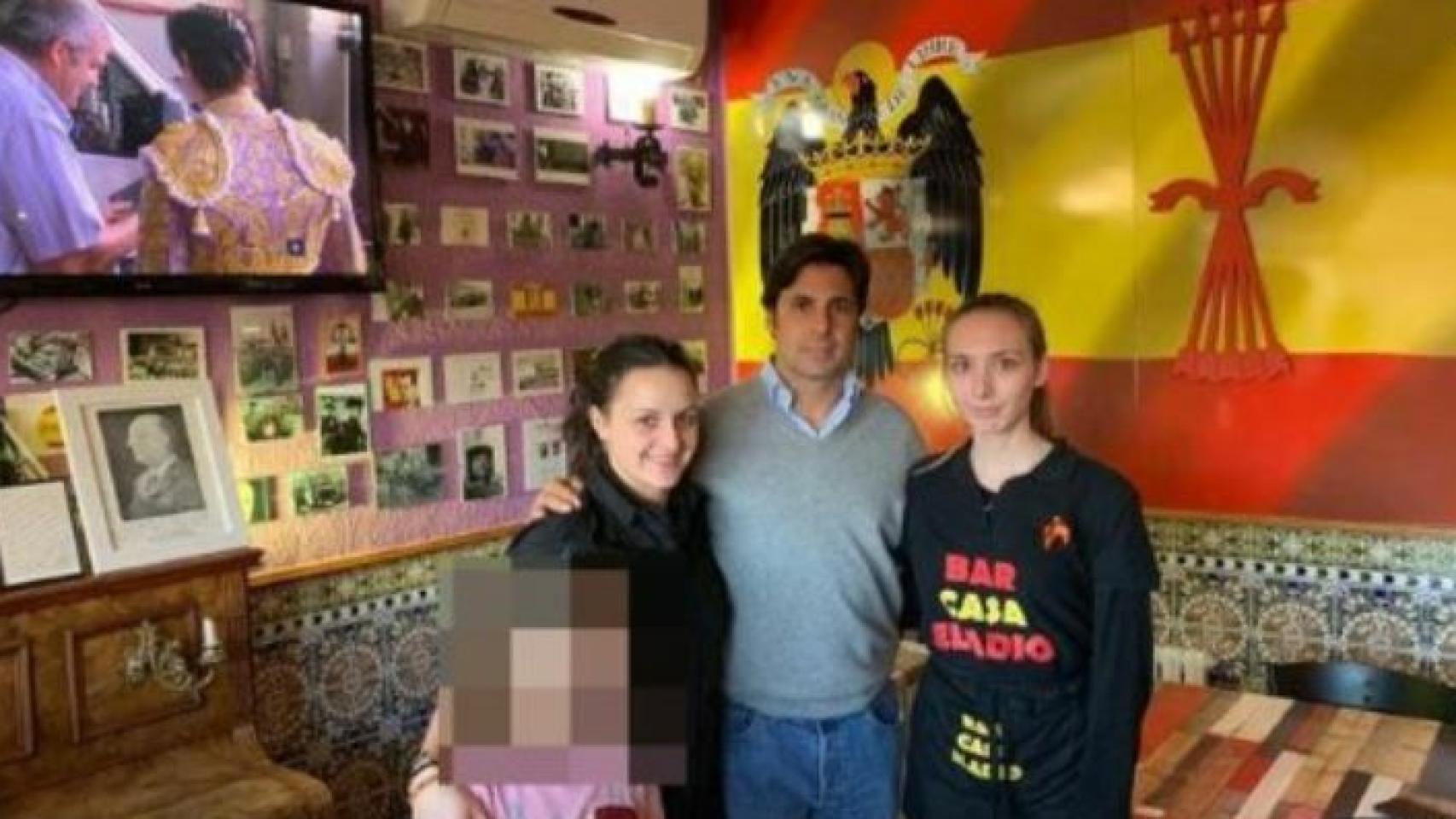 Francisco Rivera con trabajadoras de Casa Eladio, el bar franquista de Ávila