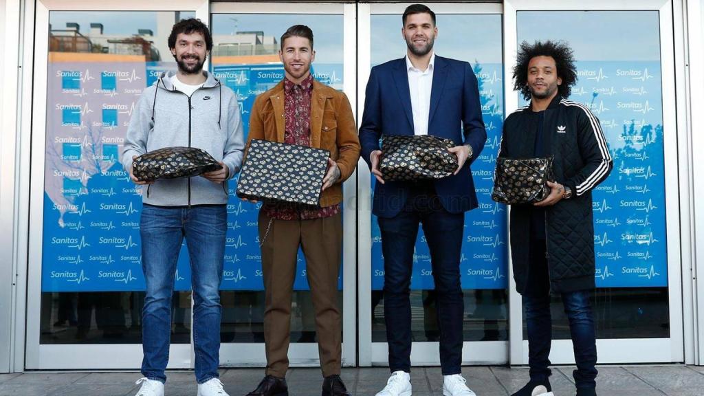 Entrenadores y capitanes del Real Madrid reparten regalos a los niños
