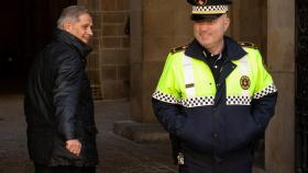 Alberto Fernández Díaz frente a la puerta del Ayuntamiento de Barcelona.