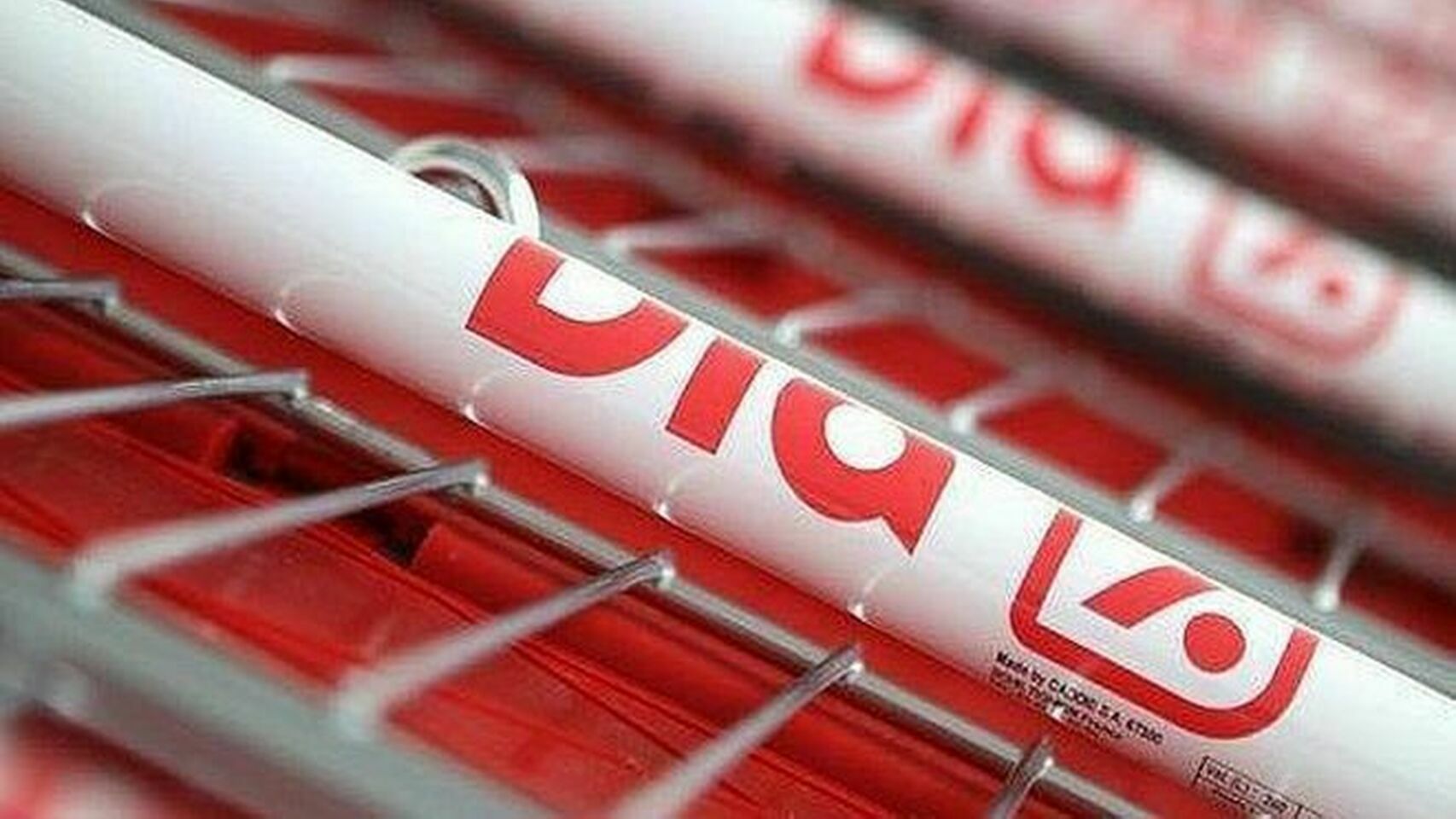 Imagen del logo de Dia en los carros de los supermercados