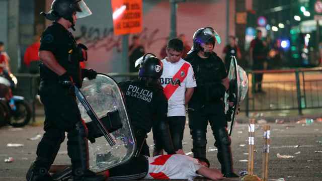 Los aficionados de River Plate son detenidos en la trifulca en Buenos Aires