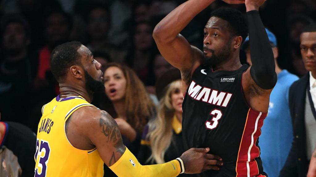 LeBron James y Wade en el encuentro entre Los Ángeles Lakers y Miami Heat