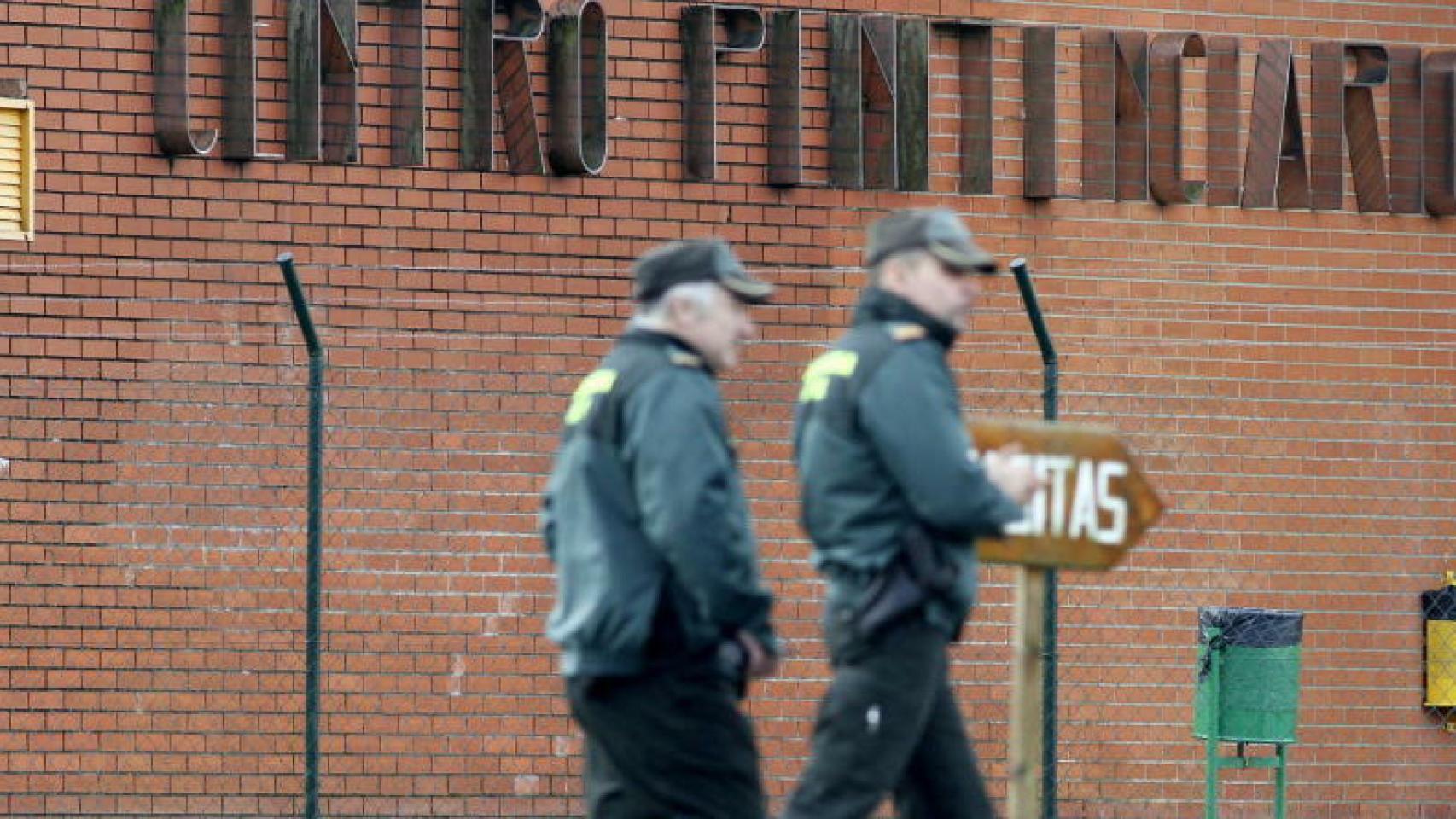 Dos guardias civiles a las puertas del centro penitenciario de Teixeiro, en una imagen de archivo.