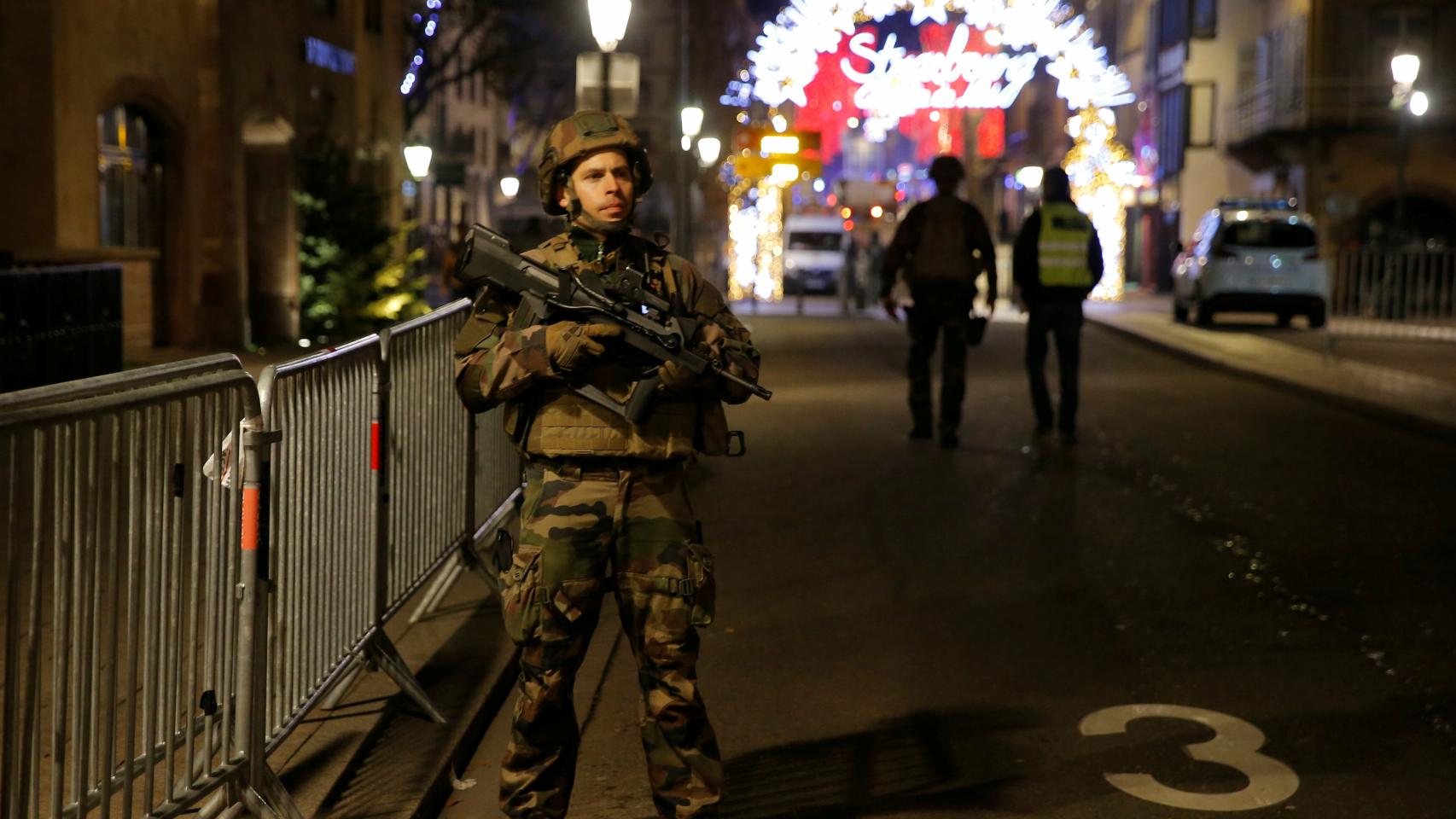 Un policía cerca del mercadillo navideño donde ha tenido lugar el tiroteo.