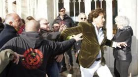 Marichalar trata de escabullirse de los miembros de los CDR en Girona.