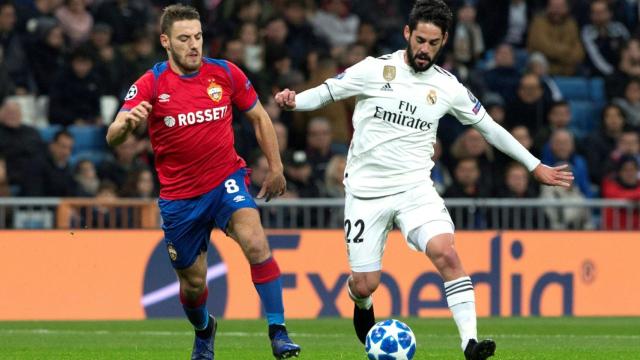 Isco Alarcón pelea un balón con el delantero croata del CSKA de Moscú, Nikola Vlašic