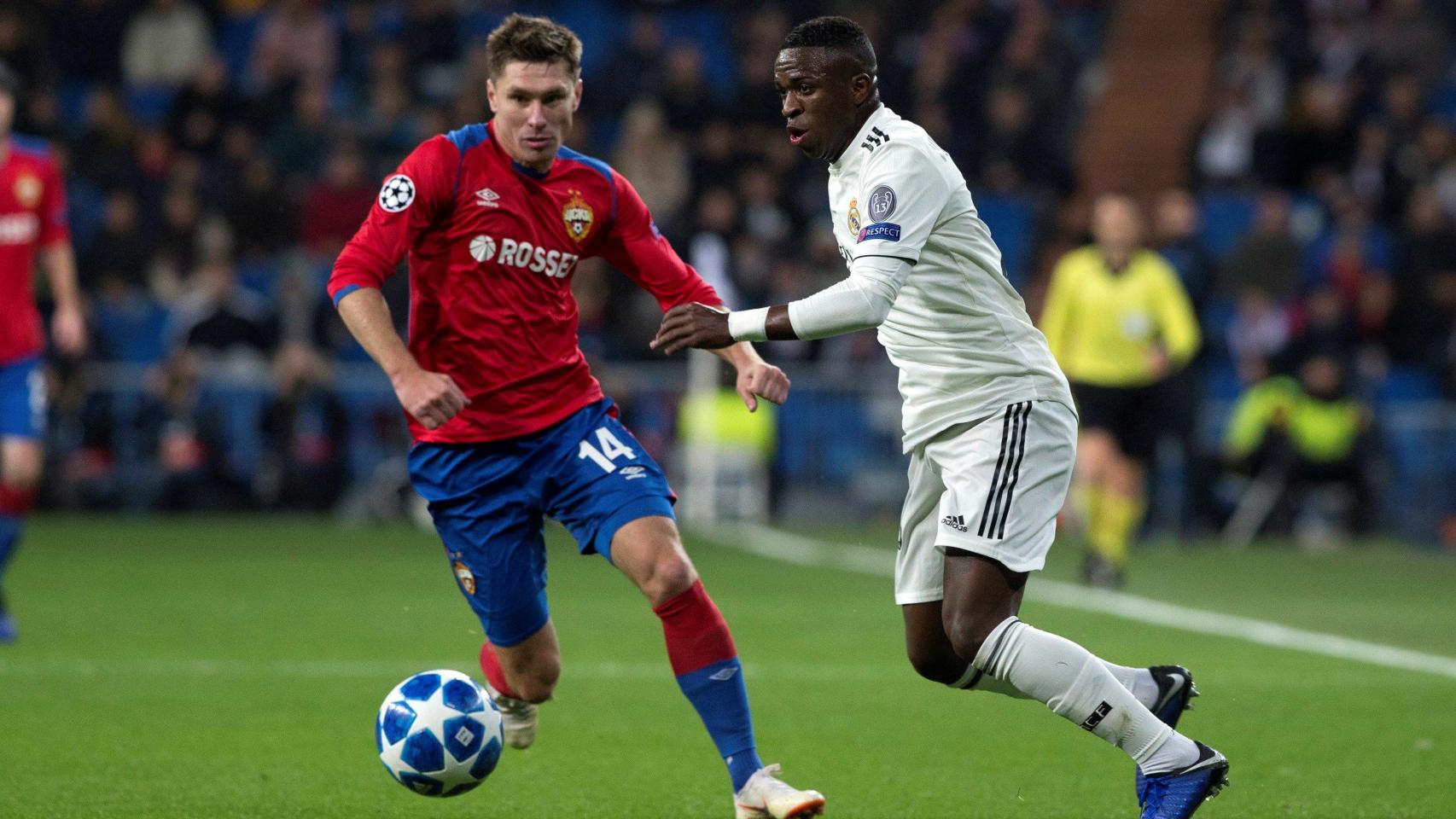 El defensa ruso del CSKA de Moscú Kirill Nababkin intenta robar un balón a Vinicius