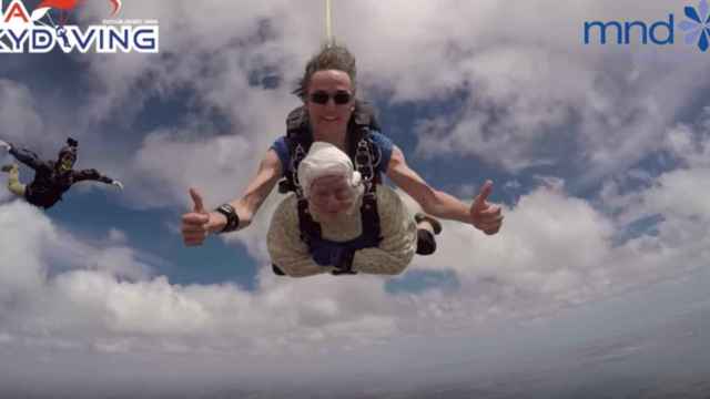 Una mujer de 102 años se convierte en la paracaidista más vieja del mundo