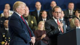 Alex Azar, actual Secretario de Salud y Servicios Humanos, junto a Donald Trump