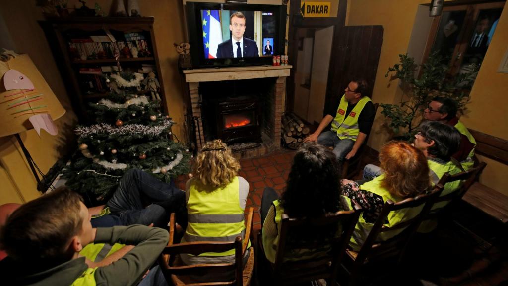 Chalecos amarillos viendo el discurso del presidente Macron