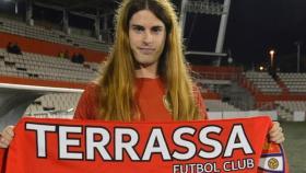 Valentina Berr posa con la bufanda del FC Tarrasa. Foto: tarrassafc.com