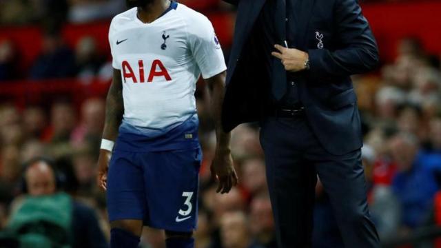 Pochettino da indicaciones con Danny Rose al fondo