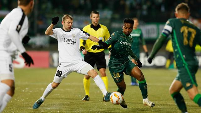 Wilfried Kaptoum, del Real Betis, en la disputa de un balón ante el Dudelange