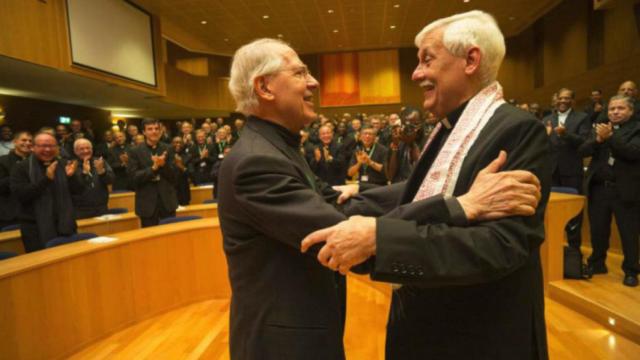 Arturo Sosa (d.) con su antecesor en el cargo, Adolfo Nicolás, tras ser elegido en Roma .