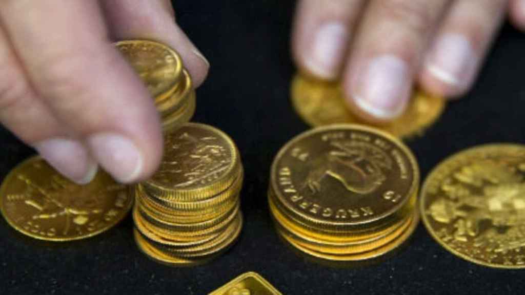Un inversor maneja monedas de oro.