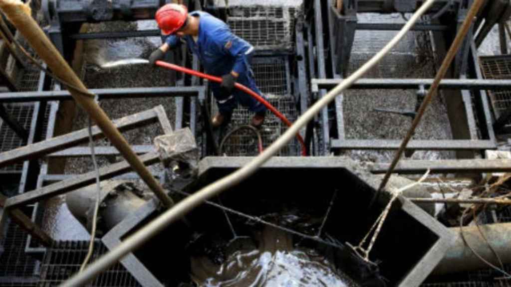 Un trabajador en una plataforma de extracción de petróleo.