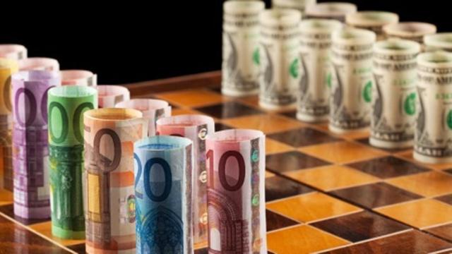 El euro espera a Draghi por debajo de los 1,14 dólares