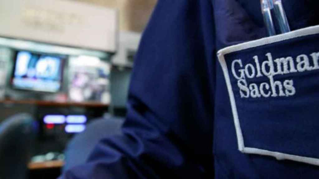 Un trabajador con la insignia de Goldman Sachs.
