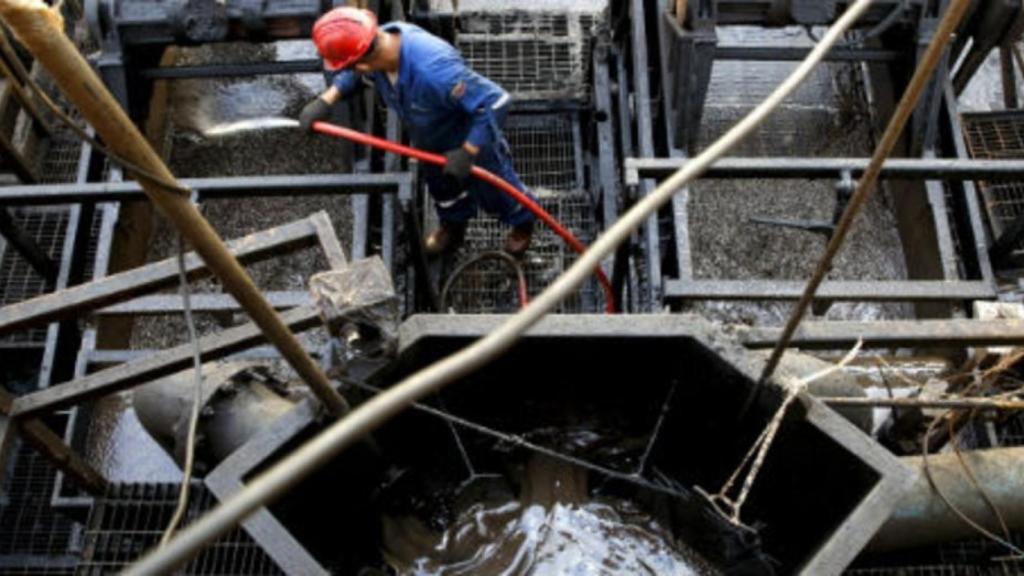 El barril Brent despide por debajo de los 60 dólares su peor semana en casi tres años