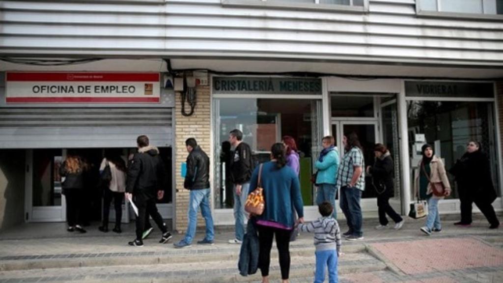 El paro de la zona euro se mantiene en mínimos de una década, pero en España sigue al 14,8%