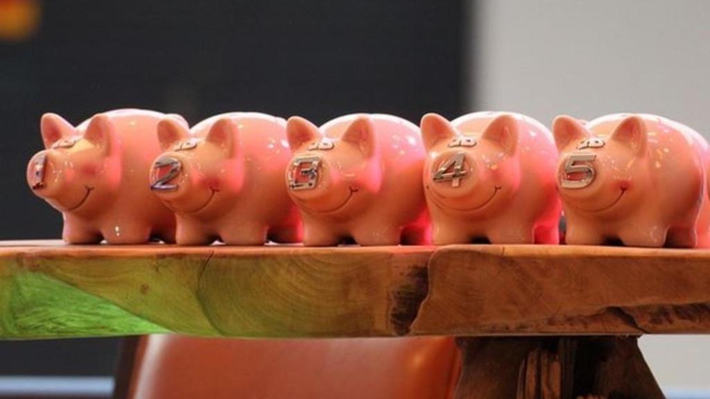 Huchas con forma de cerdo para guardar ahorros.