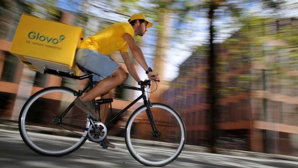 Un 'rider' de Glovo haciendo un reparto en Barcelona, en una imagen de archivo.