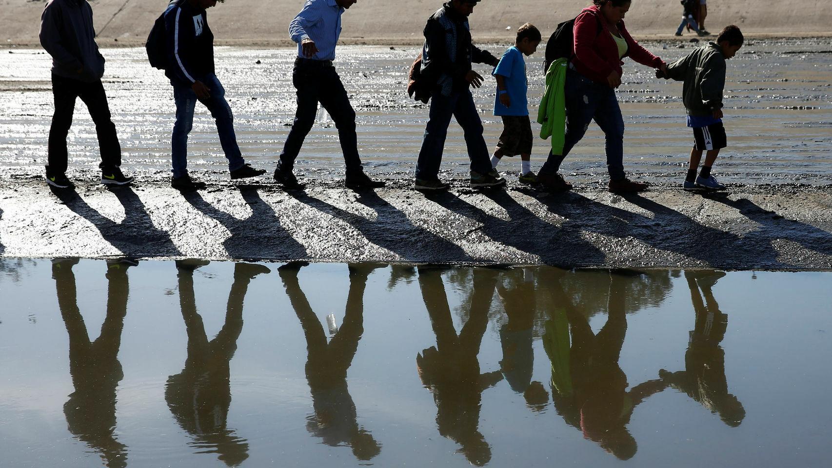 Inmigrantes de la caravana que va hacia EEUU, retenidos en la frontera con Texas.