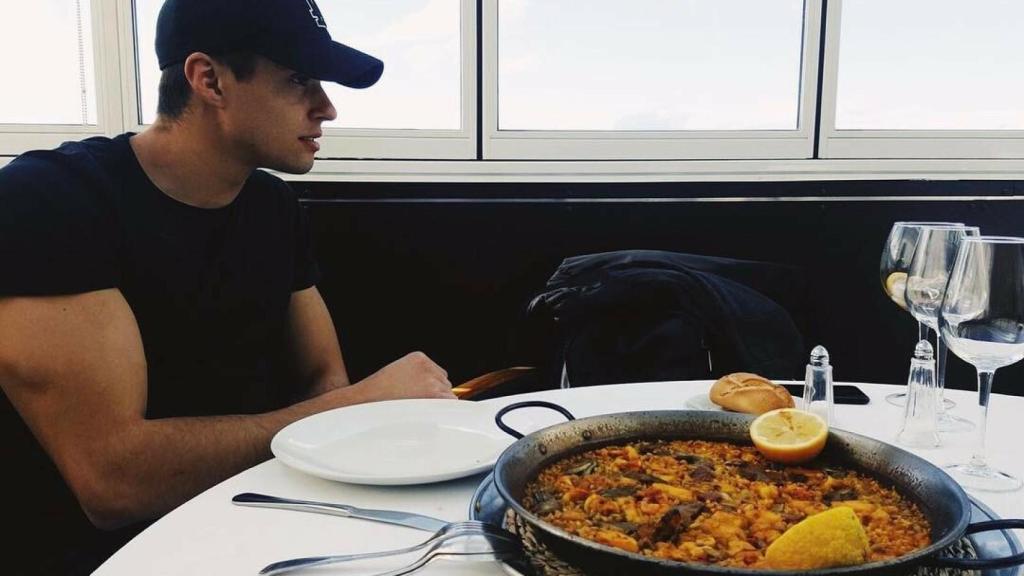 Javier Tudela, con gorra y a punto de disfrutar de una paella.