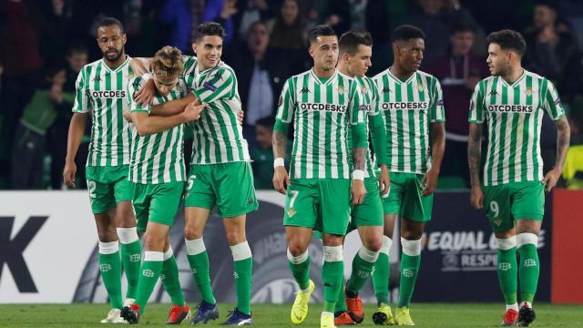 Los jugadores del Betis celebran un gol al Rayo en el Villamarín