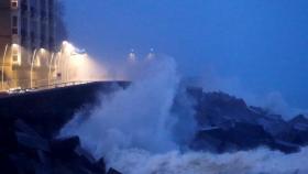 El Paseo Nuevo de San Sebastián permanece cerrado por temporal olas.