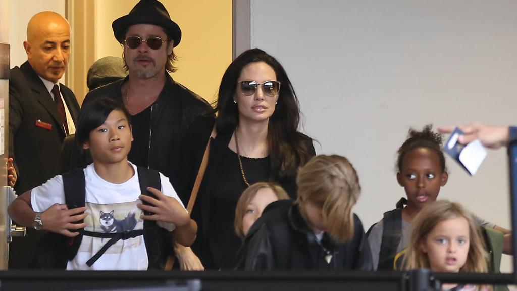 Angelina Jolie, Brad Pitt y sus hijos en una imagen de archivo.