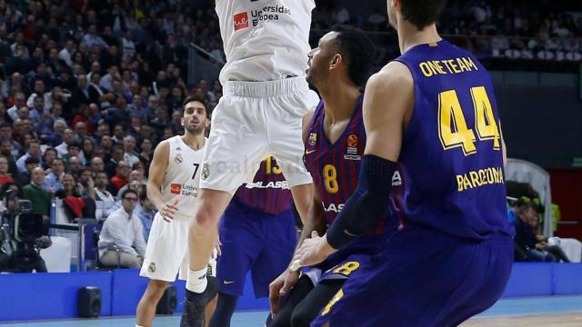 Jaycee Carroll lanza ante la atenta mirada de Tomic