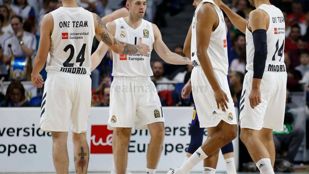 Los jugadores del Real Madrid frente al Barcelona