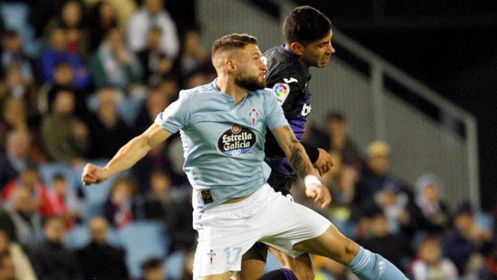 Juncá pugna por un balón con Juanfran Moreno en el Celta - Leganés de La Liga