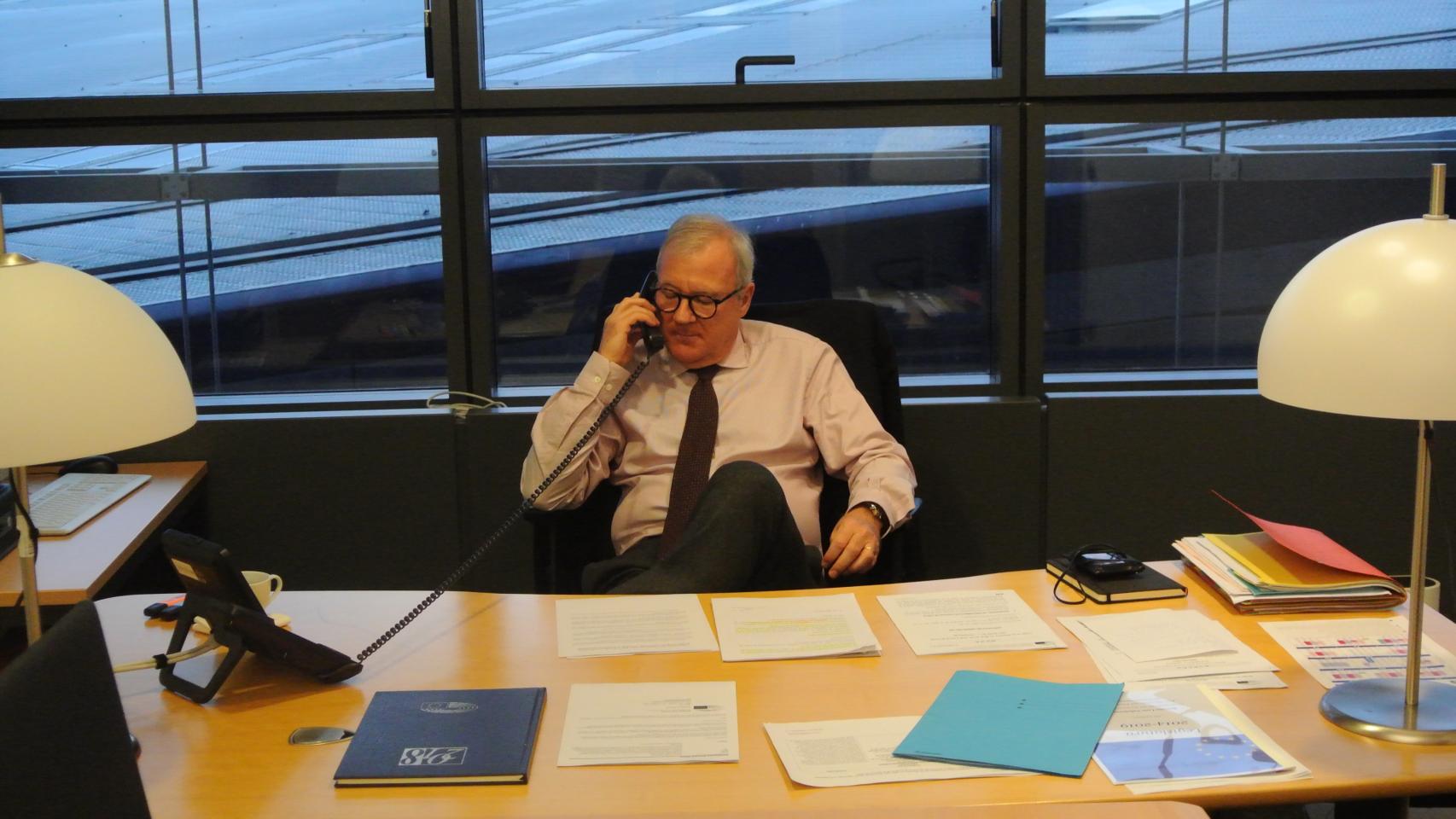 Ramón Luis Valcárcel, vicepresidente del Parlamento Europeo, negociando una posición de voto en su despacho.