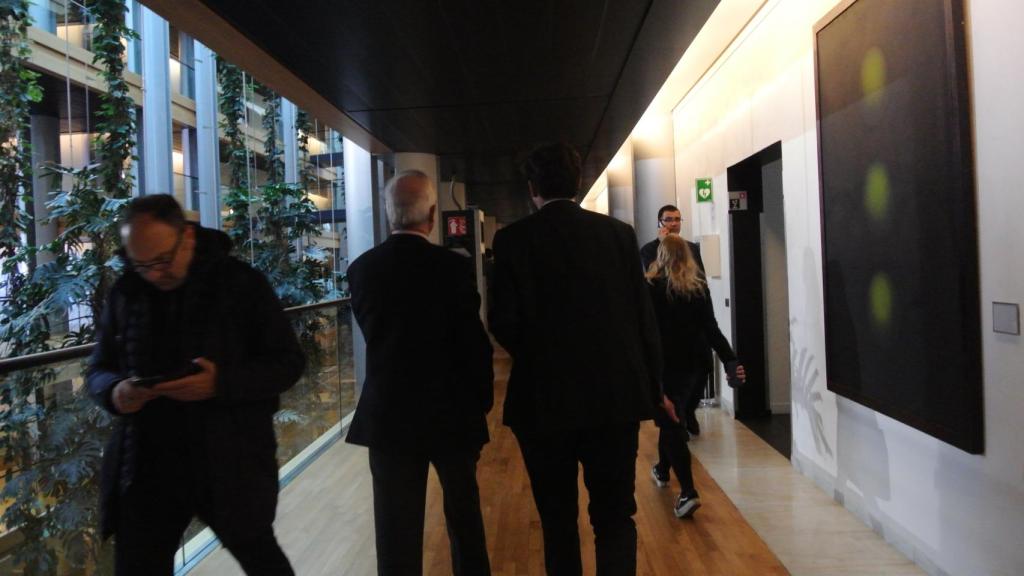 Valcárcel repasa junto a su jefe de gabinete, entre pasillos, los detalles de una negociación de fondos FEDER.