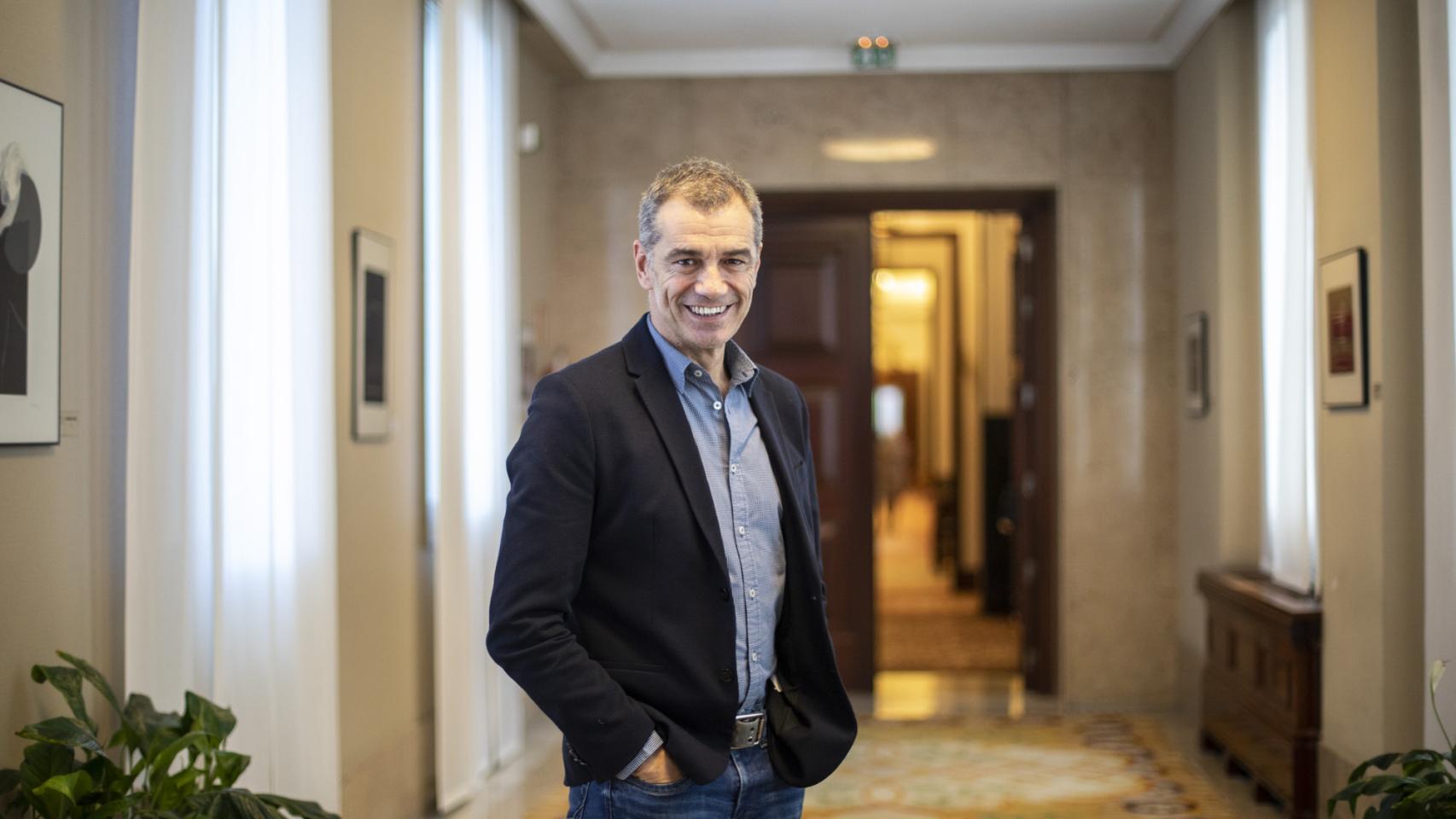 Toni Cantó, diputado de Ciudadanos, en los pasillos del Congreso.