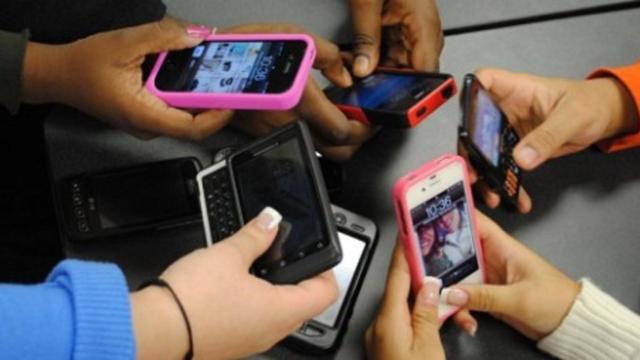 WhatsApp añade una función que permite seleccionar quién puede escribir en los grupos