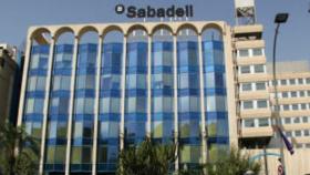 Banco Sabadell gana 120,6 millones, un 67% menos, tras sanear su inmobiliario