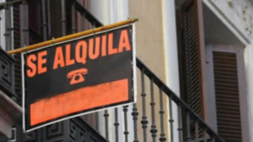 Cartel de se alquila en una vivienda